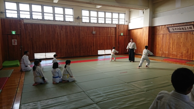 かかり稽古で片手持ち体変更呼吸投げ.JPG