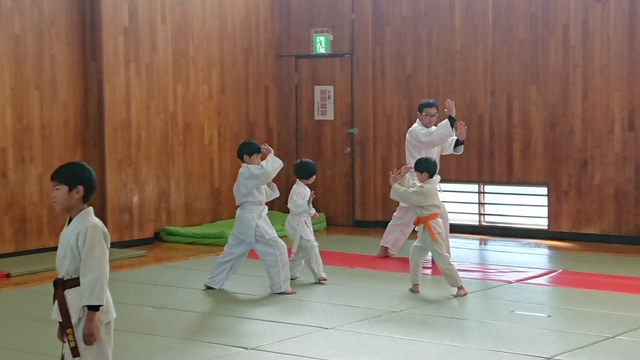 宗士朗が臂力の養成の指導.JPG