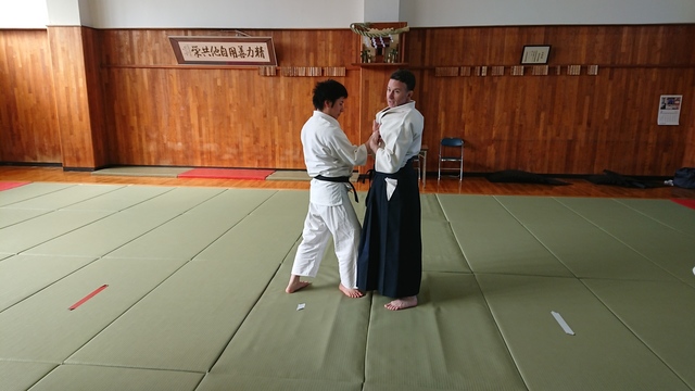 胸をつかまれた時の小手返し１.JPG