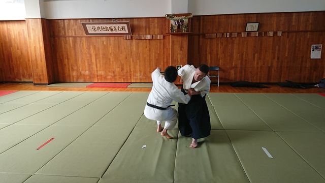 胸をつかまれた時の小手返し２.JPG