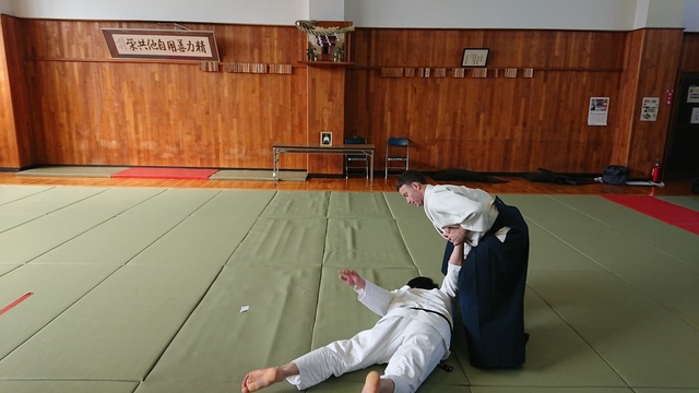 胸をつかまれた時の小手返し３.JPG