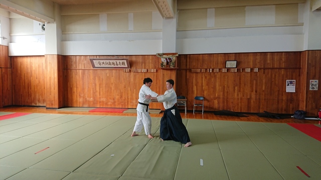 胸持ち二ヶ条抑え（一）２.JPG